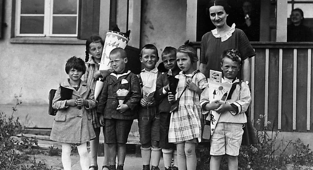 Schulklasse vor der Gildenhaller Schule, 1928 | Edition Rieger
